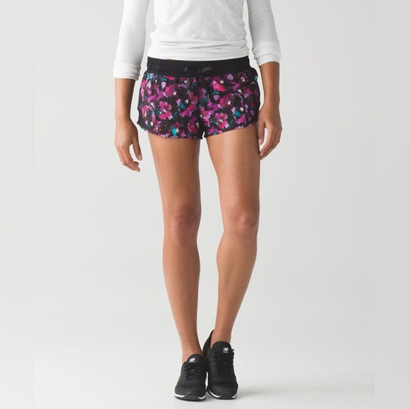 Lululemon Hotty Hot Short in Mini Midnight Bloom Black Deep Fuschia/Black Sz 10 - Picture 1 of 9